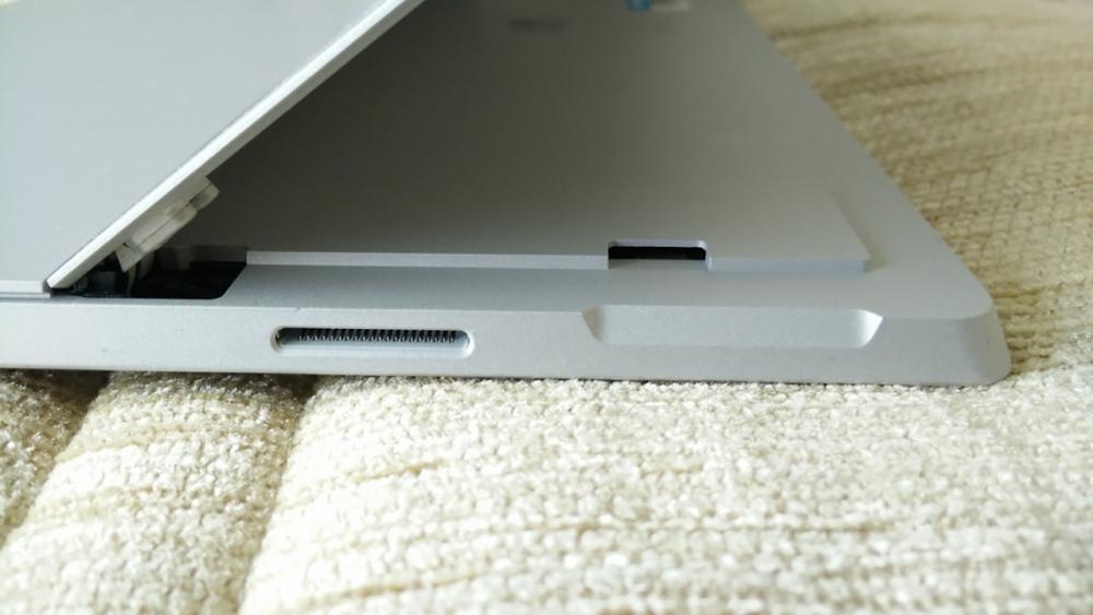 สล็อต MicroSD Card ที่อยู่ด้านใน Kickstand