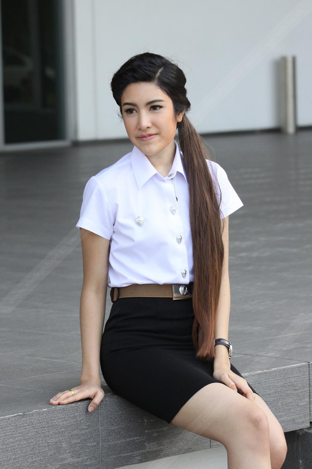 ในชุดนักศึกษา