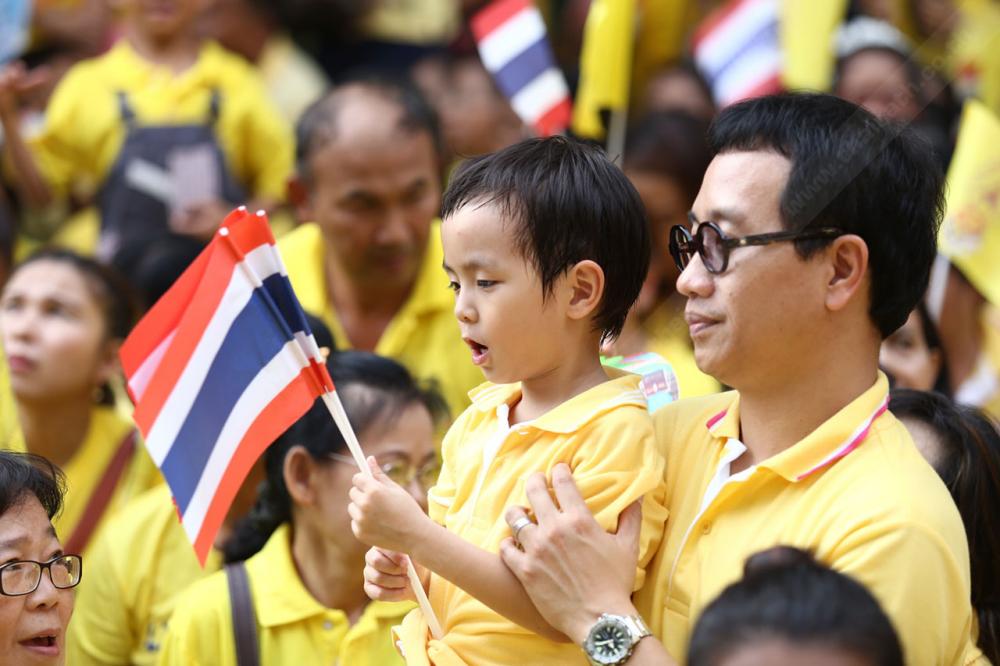 พ่อพาลูกมาหาพ่อของแผ่นดิน