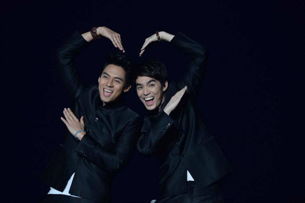 แดน-บีม ทำท่าน่ารักๆ ให้แฟนๆ ได้กรี๊ด