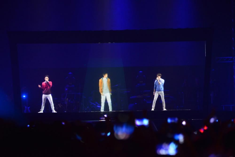 3 หนุ่ม D2B ขึ้นเวทีพร้อมกันในเพลง ซ่าส์...(สั่นๆ)