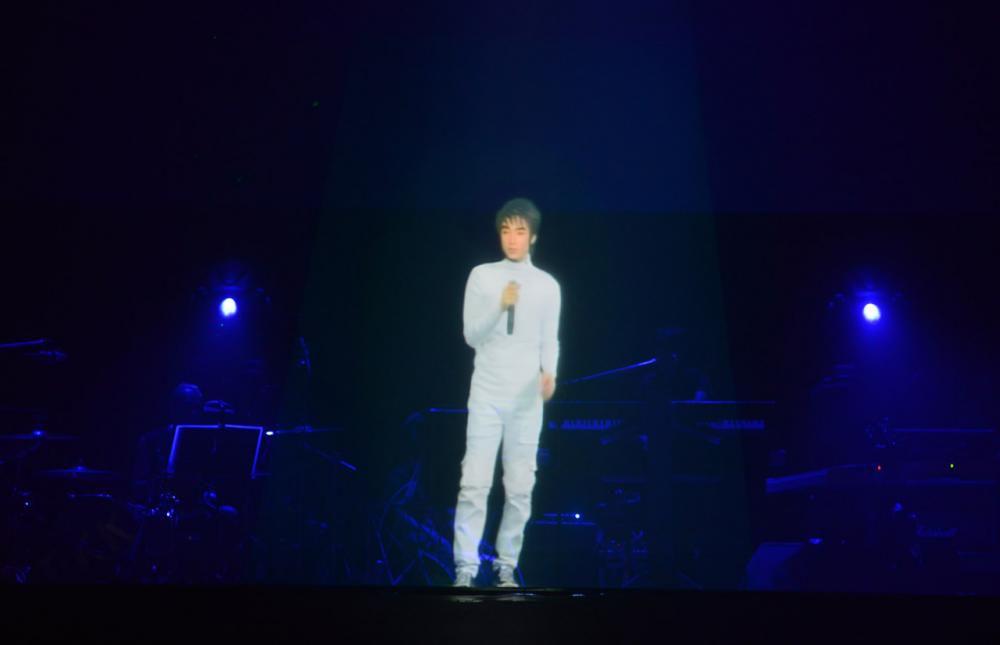 บิ๊กมาพบแฟนๆ ด้วยเทคนิคโฮโลแกรม โชว์เพลง