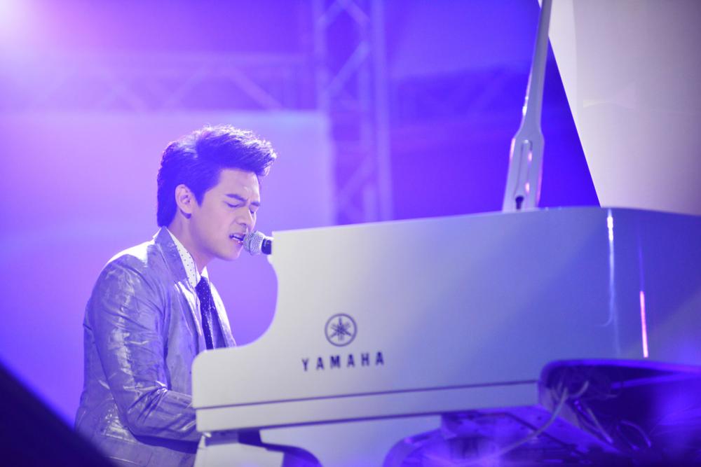 แดนโชว์เล่นเปียโนร้องเพลงซึ้งๆ ให้แฟนๆ ฟัง
