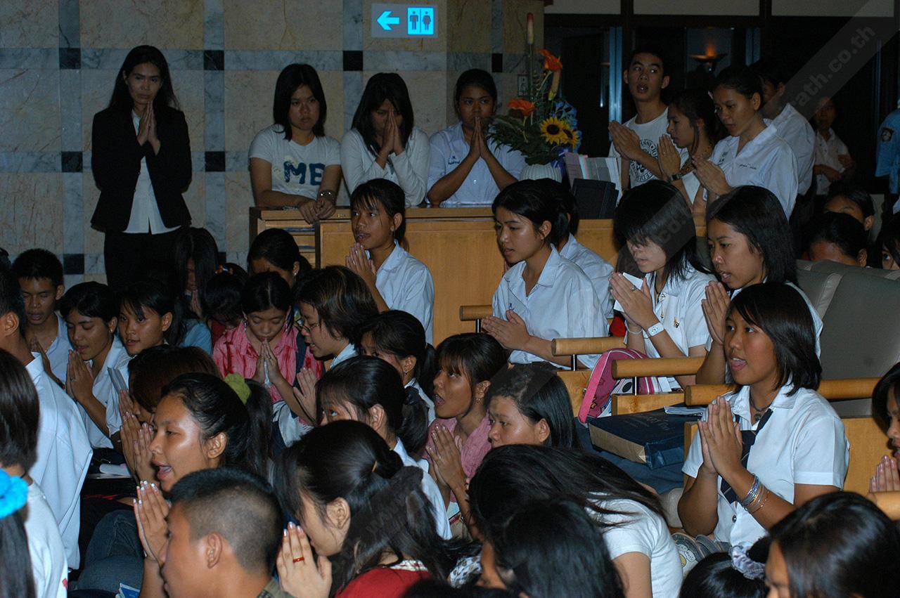 อธิษฐานขอพรสิ่งศักดิ์สิทธิ์ในช่วงฟังทีมแพทย์แถลงอาการบิ๊ก