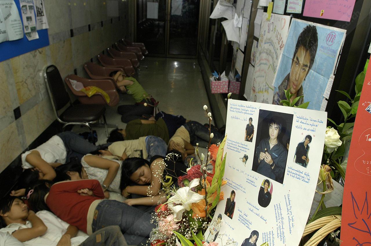 แฟนคลับนอนเฝ้าบิ๊กที่โรงพยาบาล