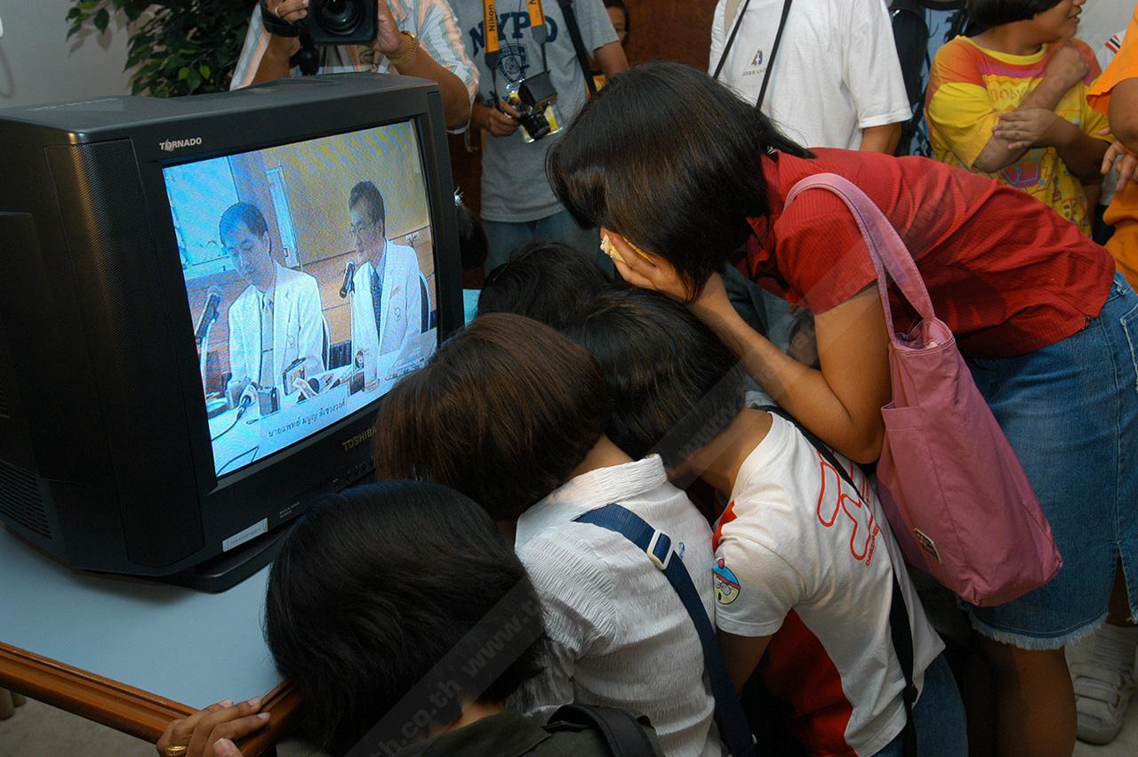 แฟนคลับรอฟังแถลงข่าวอาการบิ๊กจากทีมแพทย์ด้วยใจระทึก