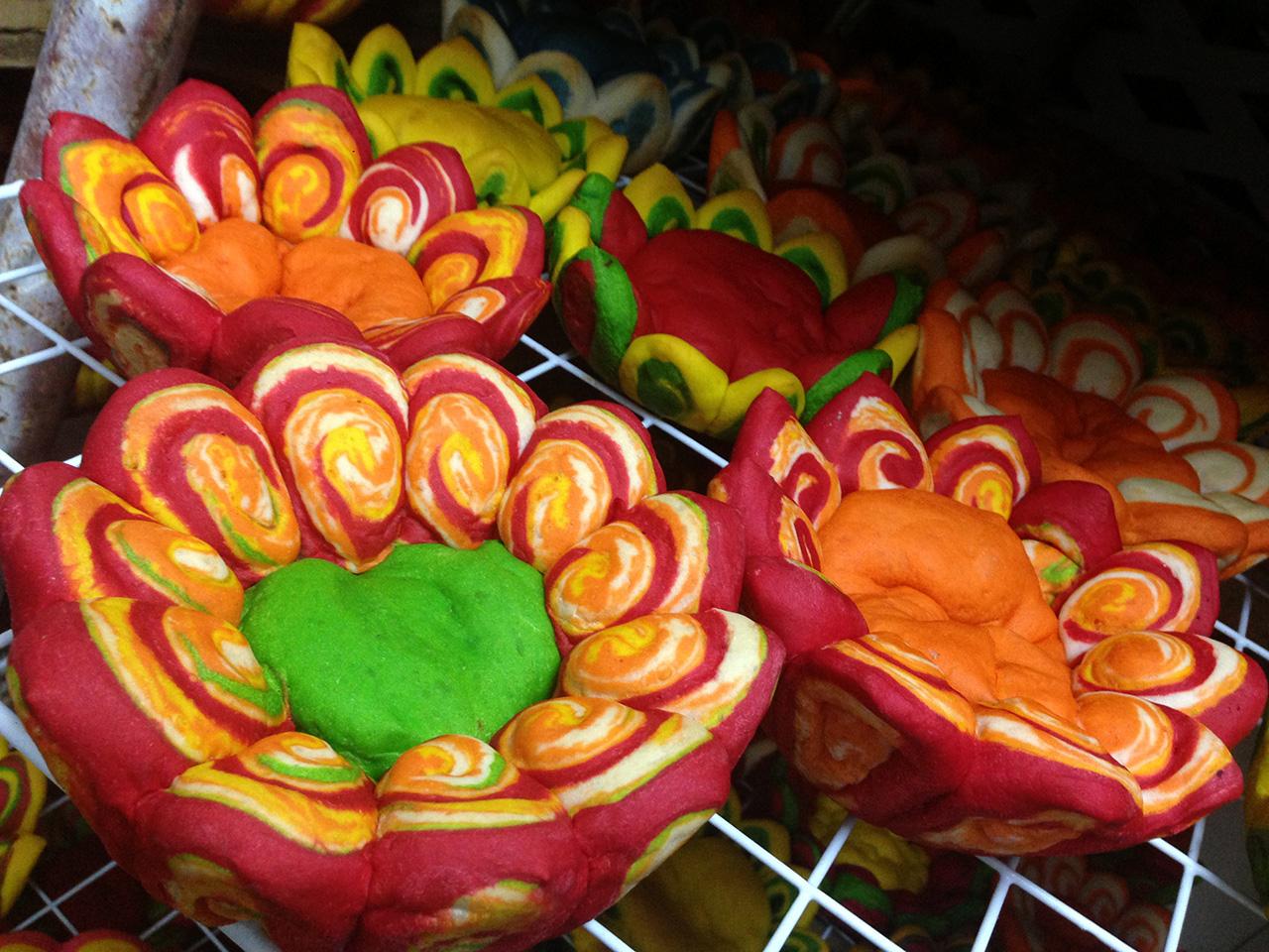 กระทงขนมปัง ... สีสันน่าลอยสุดๆ แถมให้เป็นอาหารปลาก็ยังได้ !