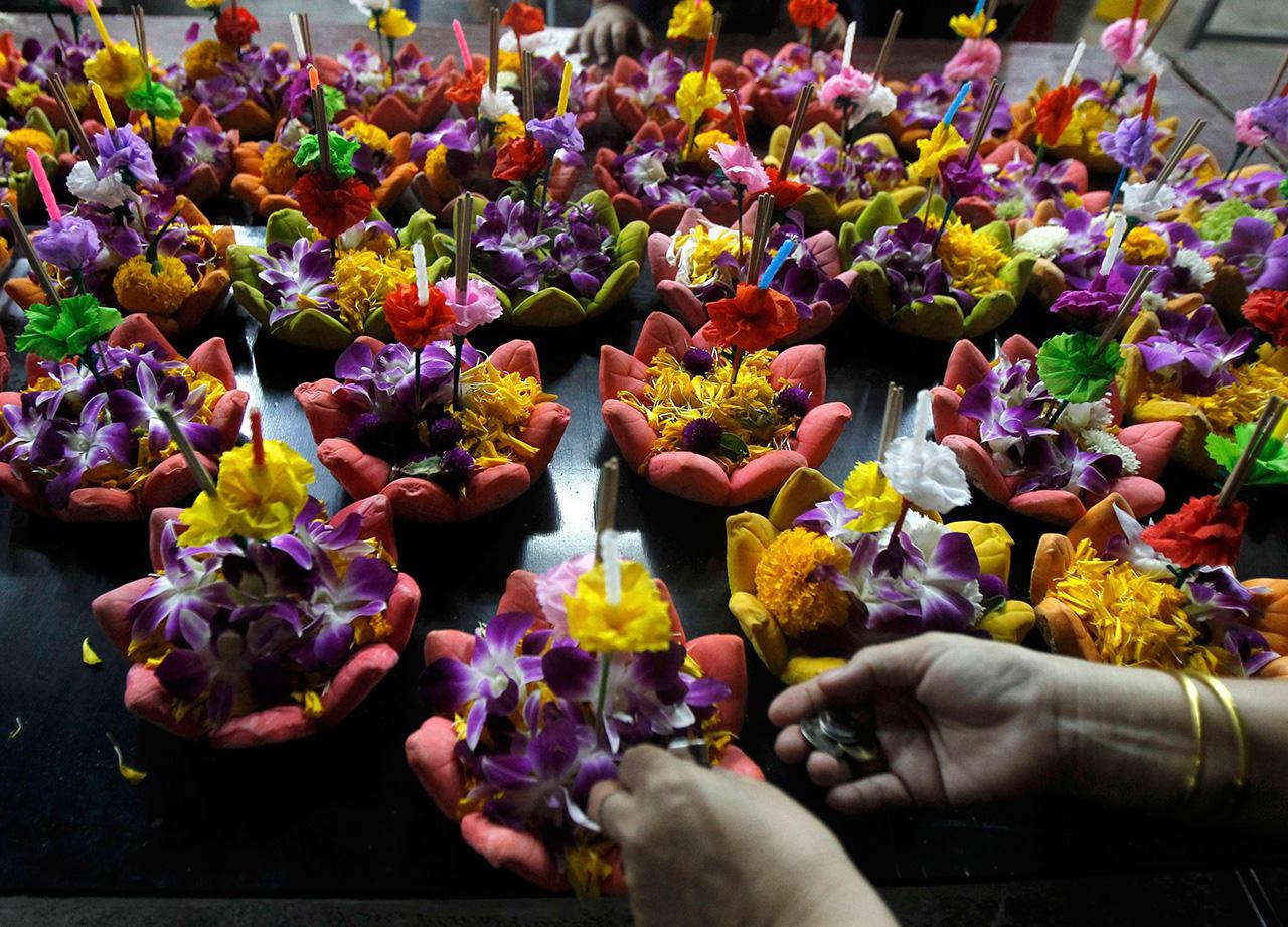กระทงขนมปังดอกไม้ ... จัดแต่งสวยงาม พร้อมลอย !