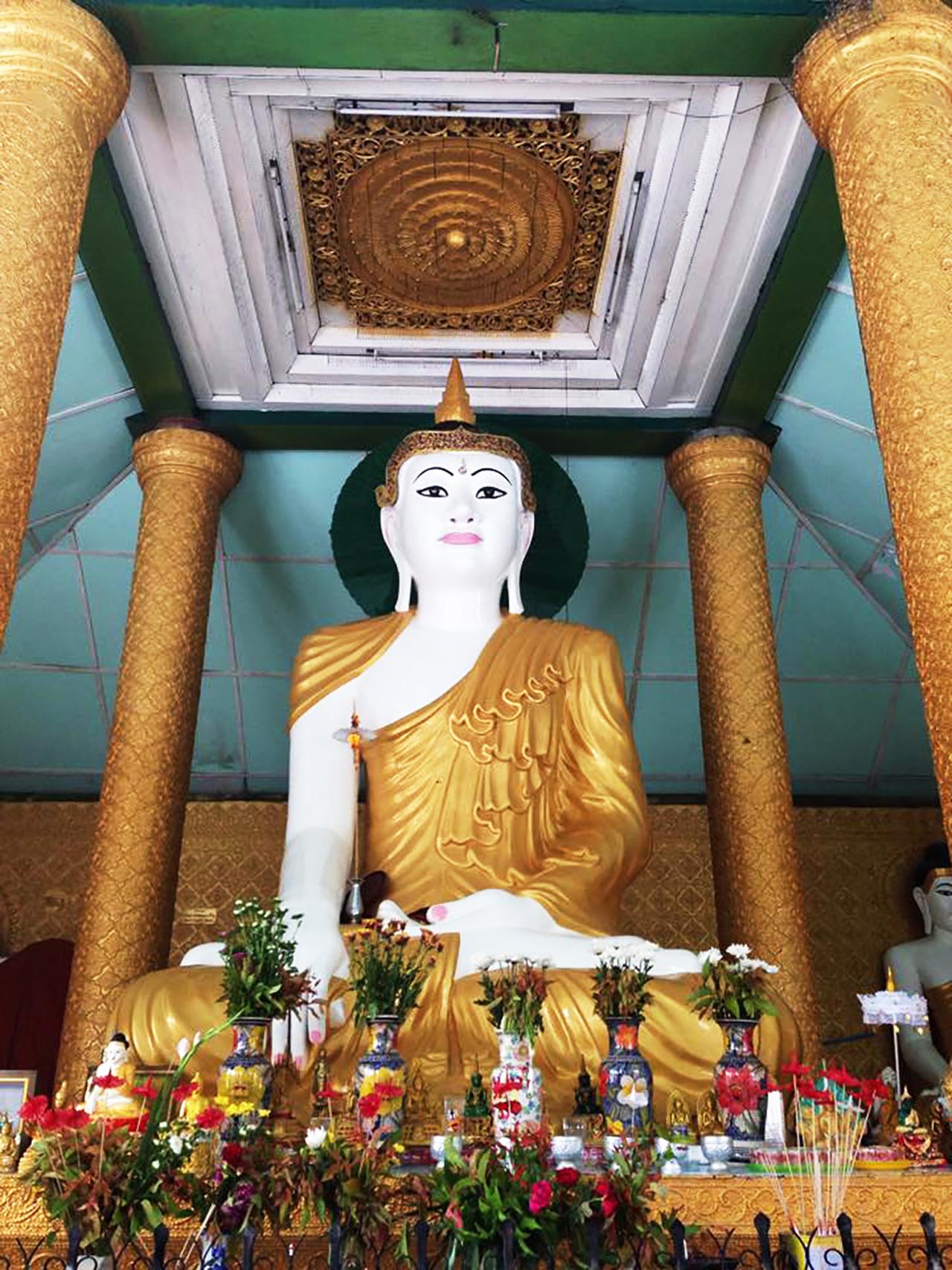 กราบไหว้ขอพร