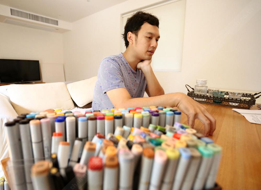 สีต่าง ๆ วางอยู่ใกล้ตัว พร้อมที่จะวาดสิ่งที่คิดและจินตนาการ