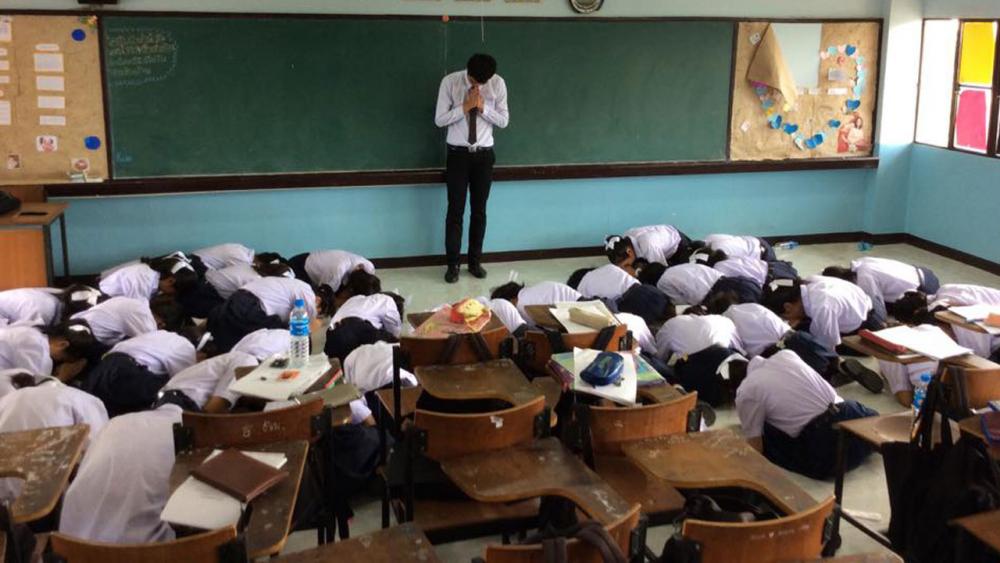 นักเรียนพร้อมใจกราบ(ว่าที่)ครูอันเป็นที่รัก