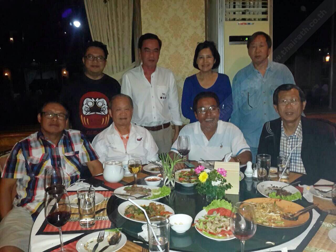 ปีละครั้ง ดำฤทธิ์ วิริยะกุล หน.ข่าวภูมิภาค นสพ.ไทยรัฐ จัดสังสรรค์ผู้สื่อข่าวจากต่างประเทศ มี บุญพอ นาคเงินทอง (ออสเตรเลีย) ทรงศักดิ์ เขตต์กิตติคุณ (อิตาลี) องอาจ เครือประเสริฐ, ศุภชัย จิวะไพบูลย์ศักดิ์ และ ณญาดา ธนะพัฒน์ จากสหรัฐฯ ที่ห้องอาหาร โรงแรมเสนาเพลส กทม.