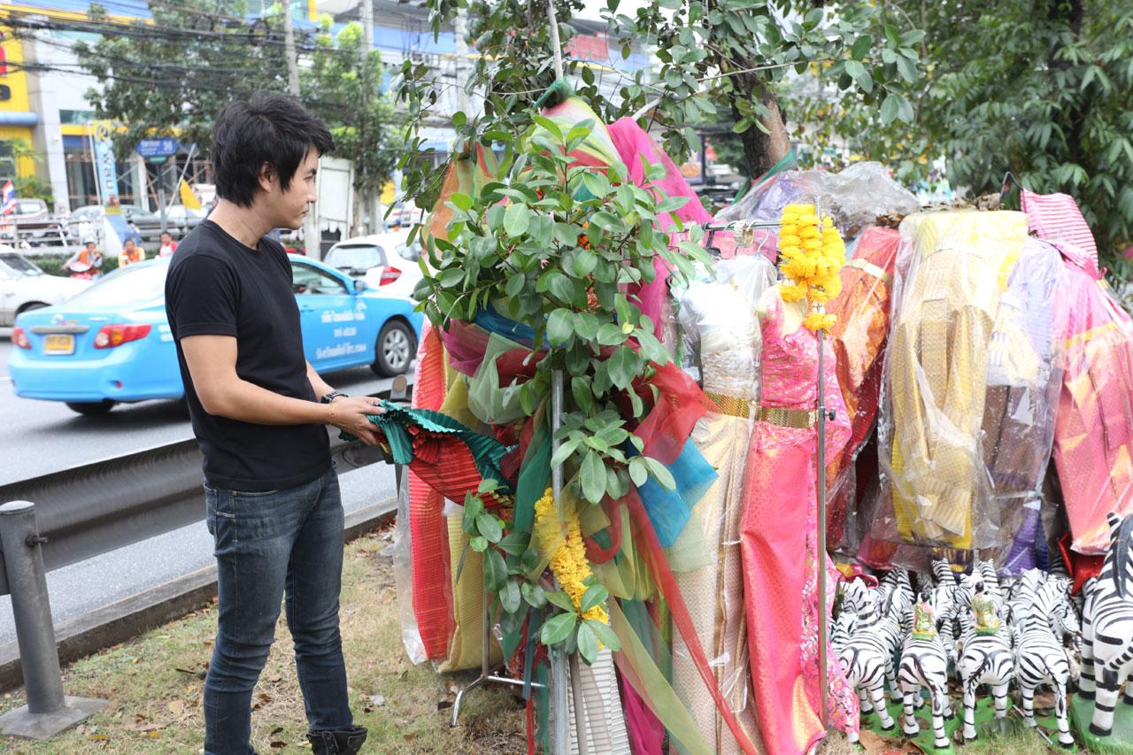 ชุดนางรำทั้งใหม่เก่าปะปนกันไป