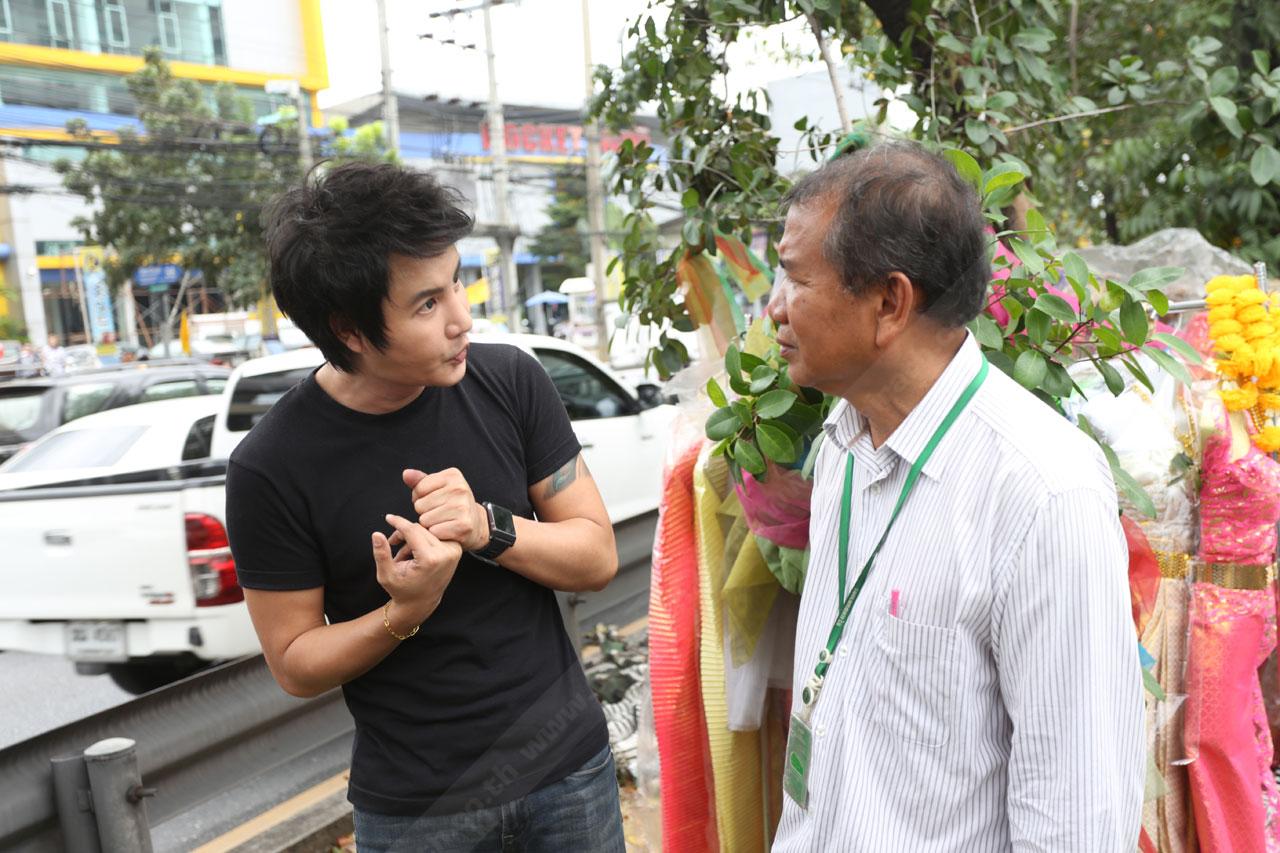 อธิบายกับเจ้าหน้าที่เขตหลังจากสัมผัสวิญญาณได้