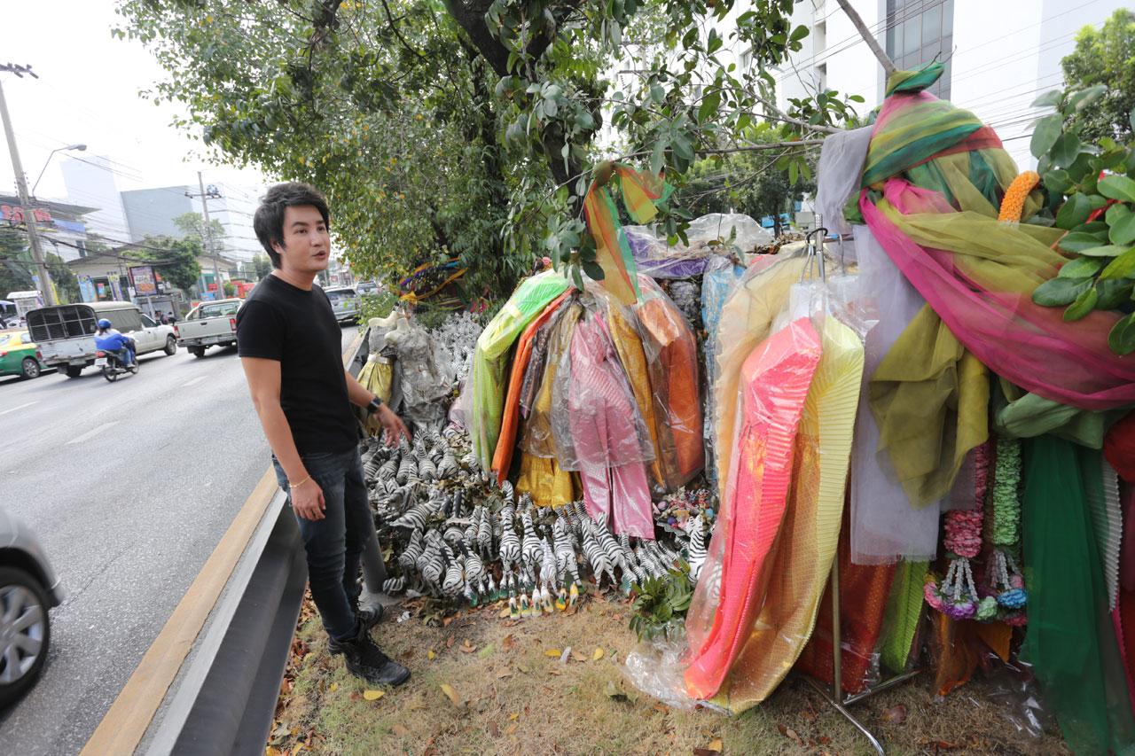 กำลังยืนดูสถานที่ก่อนทำพิธี