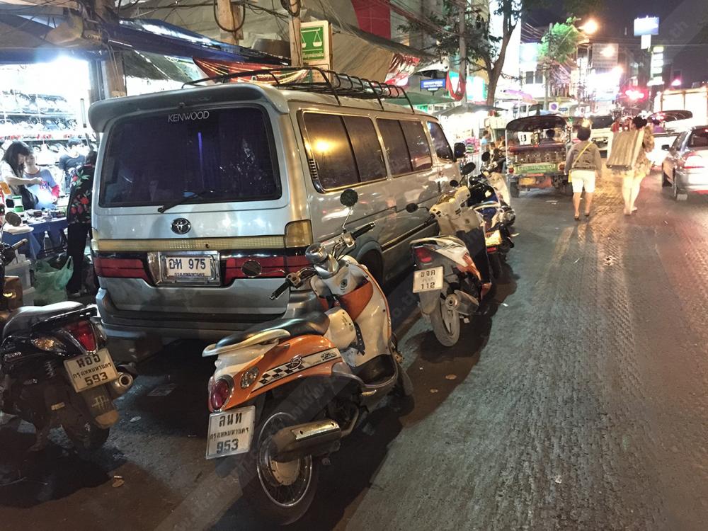 ถนนช่องซ้ายสุดใช้เป็นที่จอดรถกันยาวเหยียด