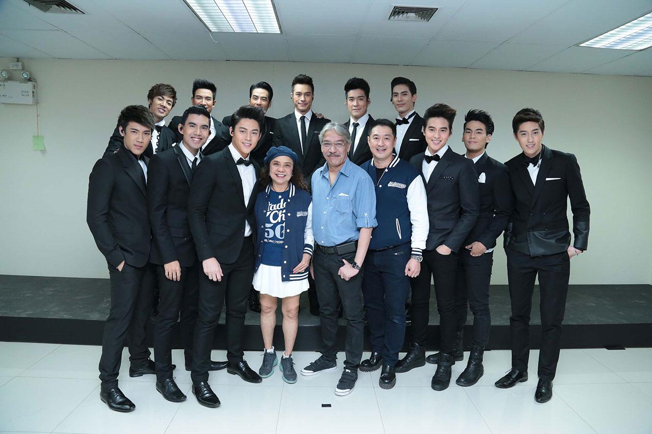 12 หนุ่มหล่อกับผู้บริหารสองค่าย