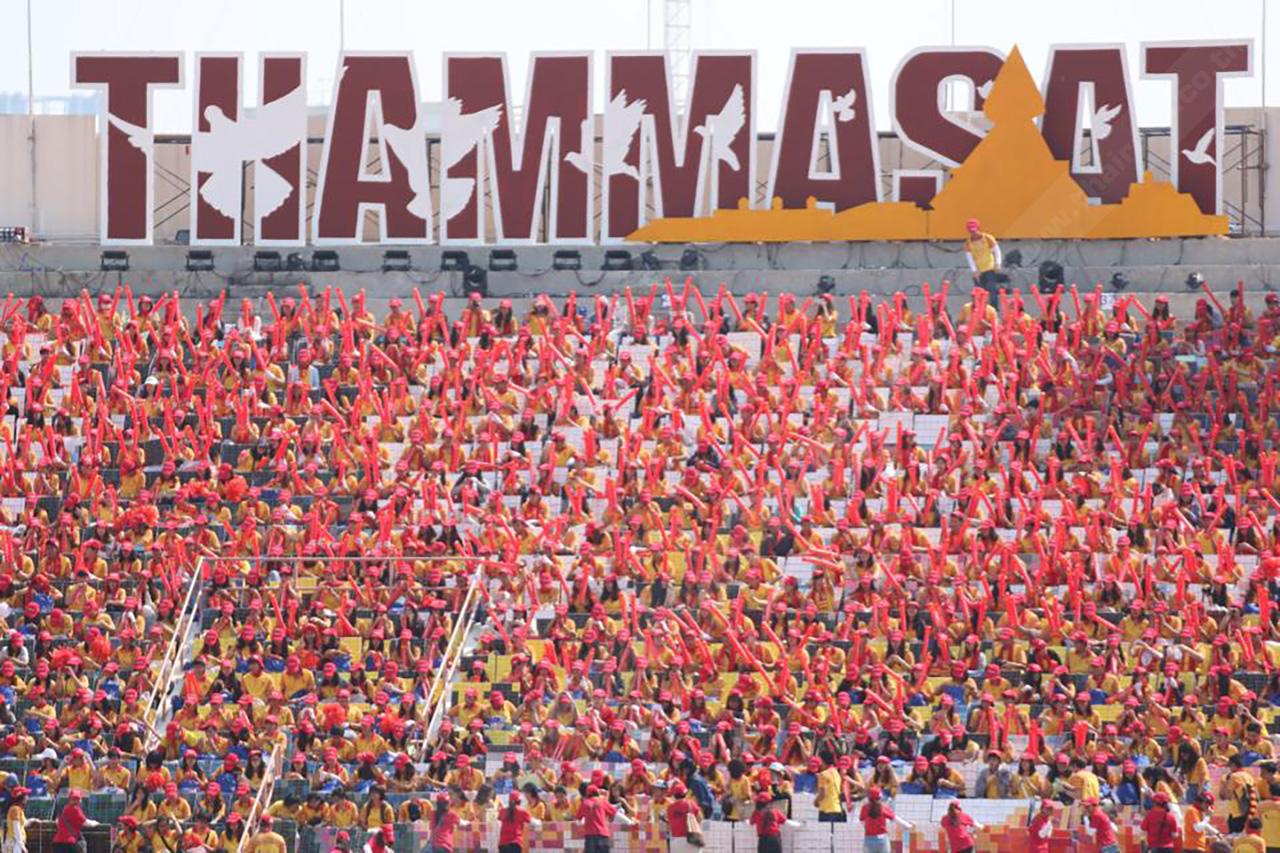แสตนด์เชียร์ฝั่งธรรมศาสตร์