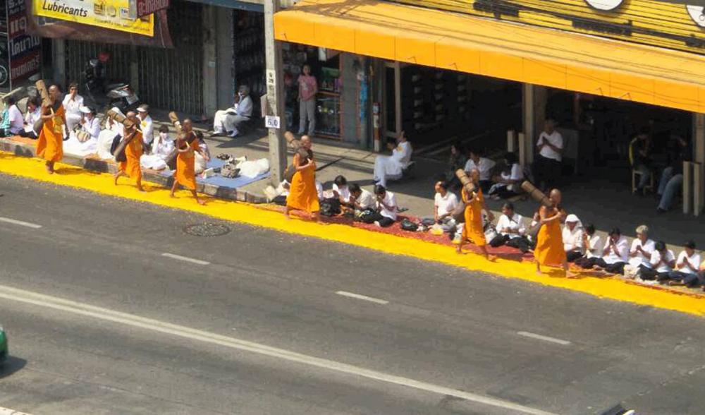 ประชาชนรอโปรยดอกไม้ตลอดเส้นทาง