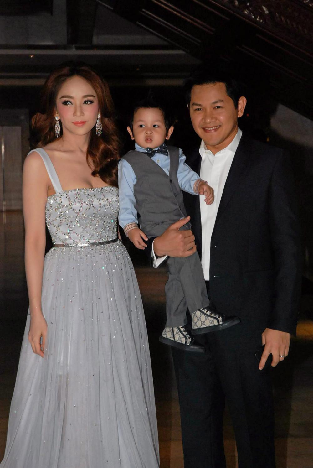 เป้ย ปานวาด ลูกชาย น้องโปรด และ สามี ป๊อป นิธิ บุญยรัตกลิน มาร่วมงาน