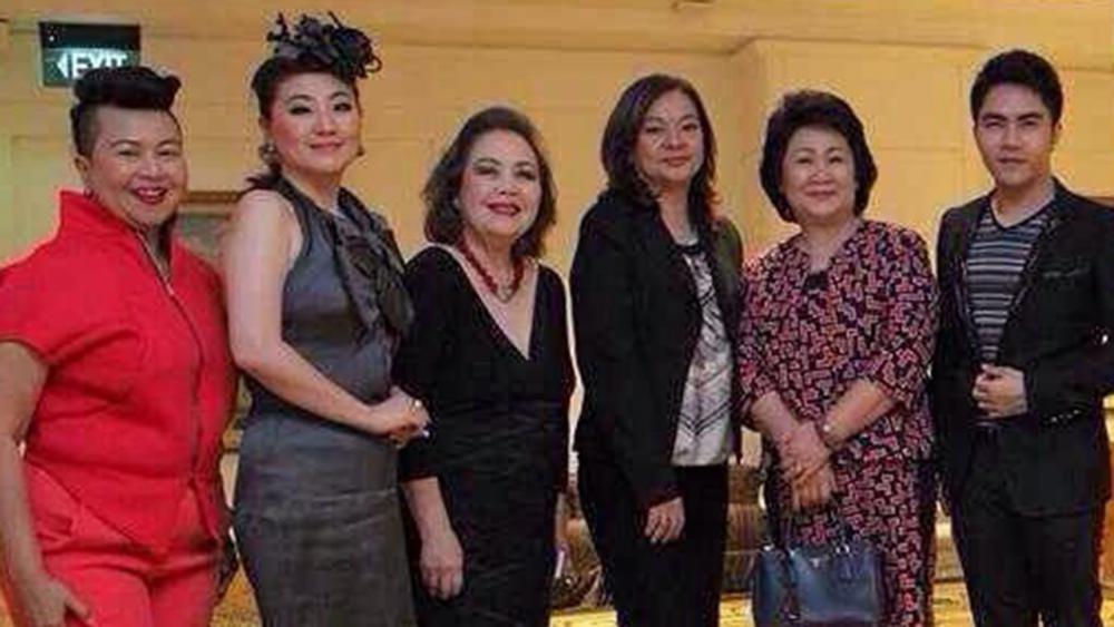 ให้กำลังใจ จีรนันท์ วงษ์มงคล อัครราชทูตที่ปรึกษา ฝ่ายการพาณิชย์ สอท. ณ กรุงพนมเปญ กัมพูชา ไปเยี่ยม ชมการแนะนำธุรกิจคนไทย Jeunesse Global ของ ลาวัณย์ เวทประเสริฐ ที่โรงแรมอินเตอร์คอนติเนนตัล พนมเปญ.