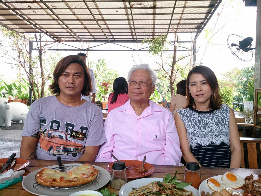 ผู้เขียน กับคุณสรศักดิ์ ดอกจันทร์ เจ้าของร้านมีนาวิลล่า.
