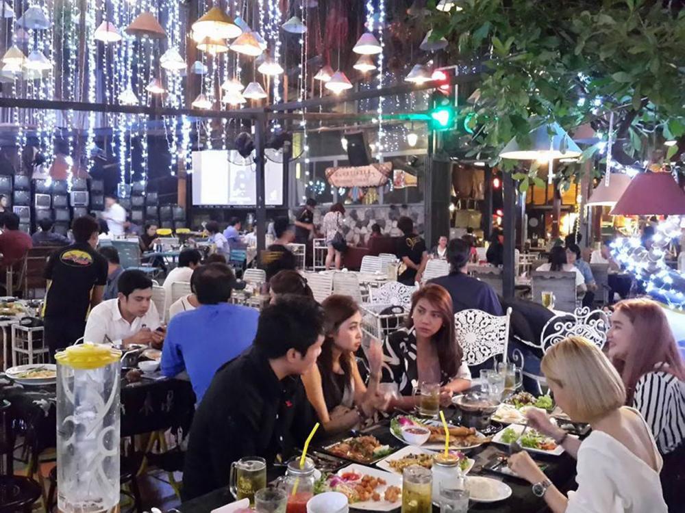 บรรยากาศคึกคักในร้าน v24