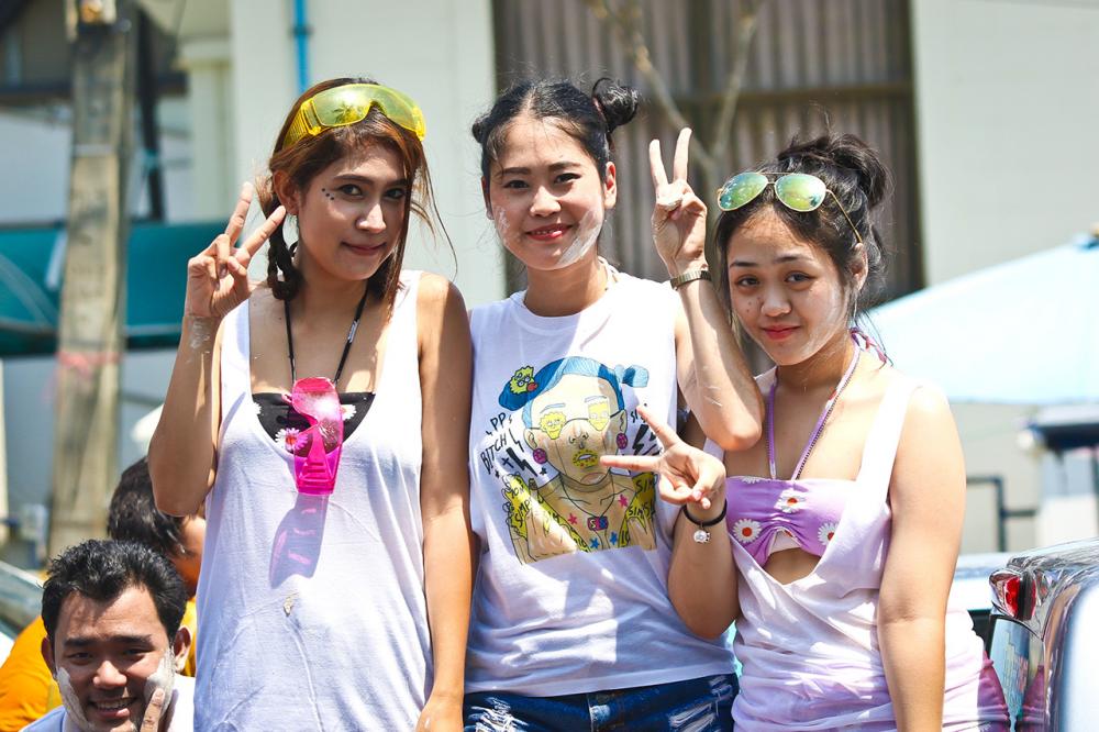3 สาว พร้อมเสมอ