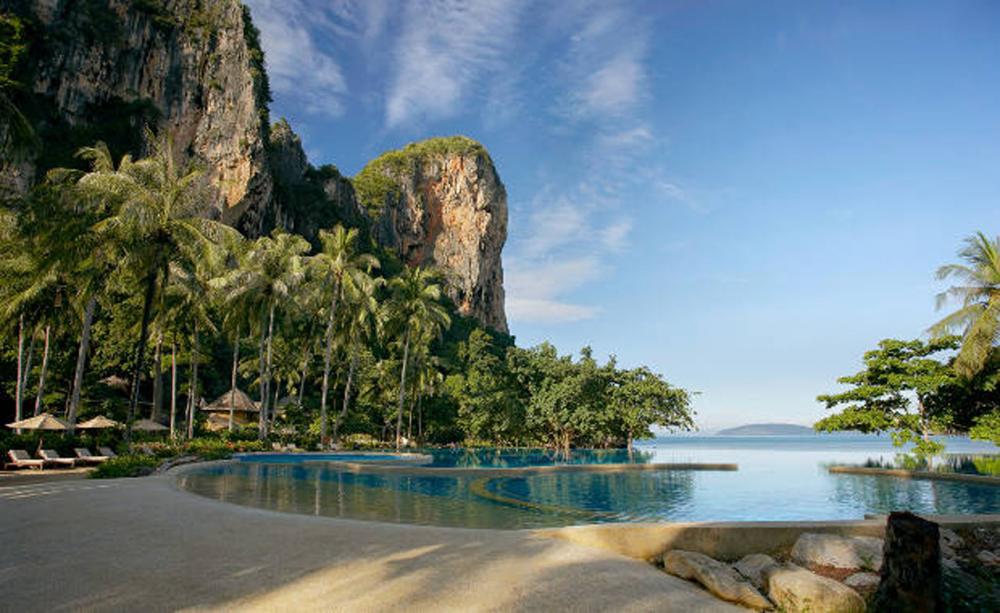 โรงแรมนี้ตั้งอยู่ที่หาดไร่เลย์ หาดสวยๆ ของกระบี่