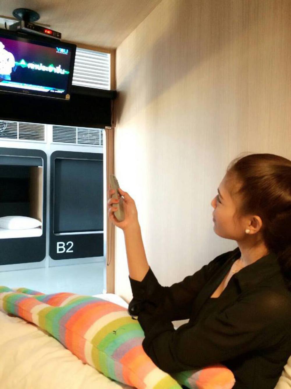 เห็นเล็กๆ แบบนี้ มีทีวีให้ดูด้วยนะ แต่ต้องใช้หูฟังเพื่อไม่ให้รบกวนห้องข้างๆ