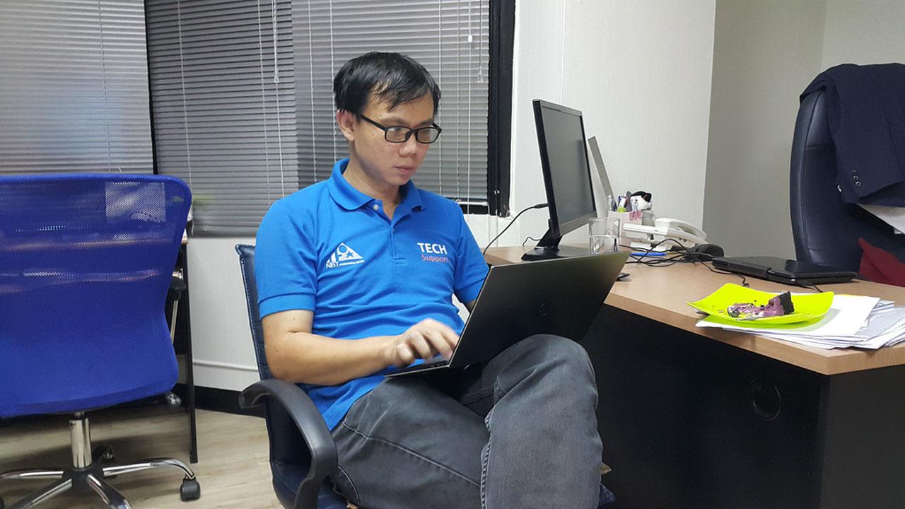 Dell XPS 13 (2015) ขนาดเครื่องเล็ก น้ำหนักไม่มาก วางบนตักนั่งไขว่ห้าง ใช้งานชิลๆ