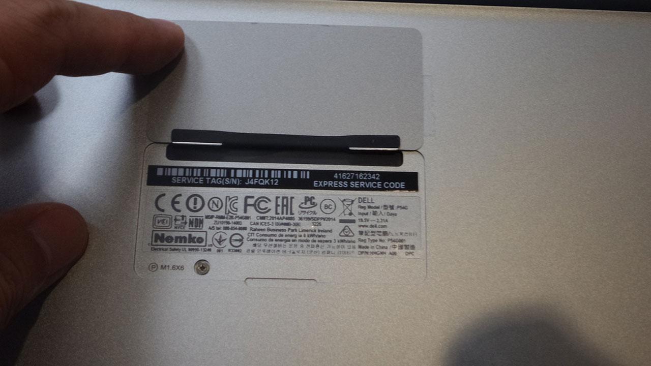 ฝาปิดด้านใต้ของ Dell XPS 13 มีพวกข้อมูลต่างๆ