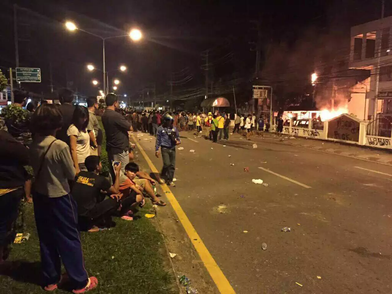 นาทีต่อนาที! ม็อบฮือล้อมเผาโรงพักถลาง หลังตร.จับยาบ้าชนโจ๋ตาย2