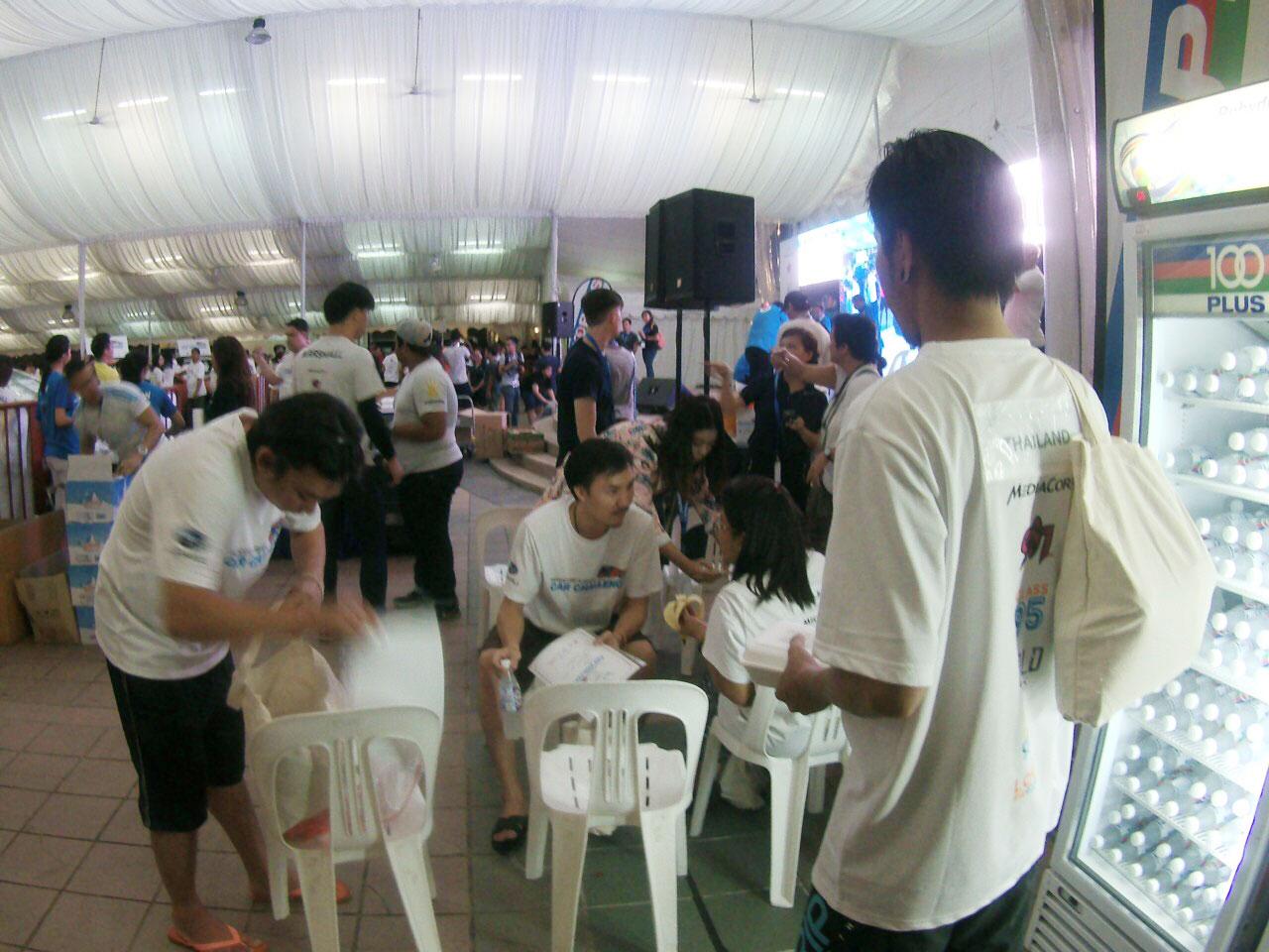 คนอื่นๆ มาเชียร์ก็นั่งพักกัน