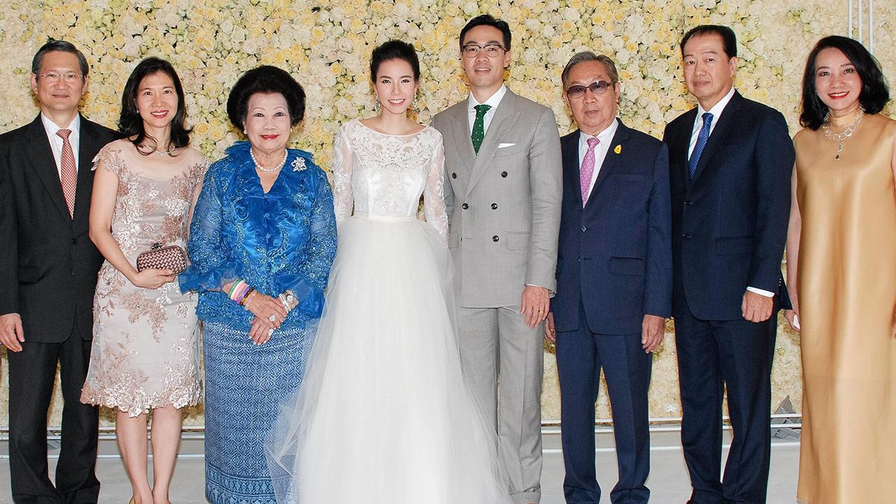 วันวิวาห์ ชาติศิริ โสภณพนิช เป็นประธานในงานวิวาห์ระหว่าง นนทพร บุตรี พงศ์พัท–พัฒนินทร์ จิตรสำเริง กับ โชดก พิจารณ์จิตร บุตร วรชัย พิจารณ์จิตร–ยุวดี จิราธิวัฒน์ โดยมี สุทธิเกียรติ จิราธิวัฒน์ มาร่วมอวยพรด้วย ที่โรงแรมเซ็นทาราแกรนด์ เซ็นทรัลเวิลด์ วันก่อน.