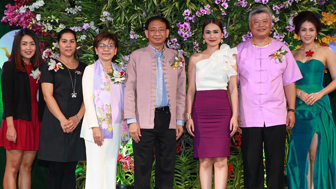 ไปชมกล้วยไม้ กฤษณ์ ธนาวณิช รอง ผวจ.เชียงใหม่ เปิดงาน “Chiangmai Flora International Orchid Show 2015” การแสดงกล้วยไม้นานาชาติ โดยมี รุจิรา ริมผดี, เอ็มซาลล์ เลียวสวัสดิพงศ์ และ วรวัชร ตันตรานนท์ มาร่วมงานด้วย ที่เซ็นทรัลพลาซา เชียงใหม่ แอร์พอร์ต วันก่อน.