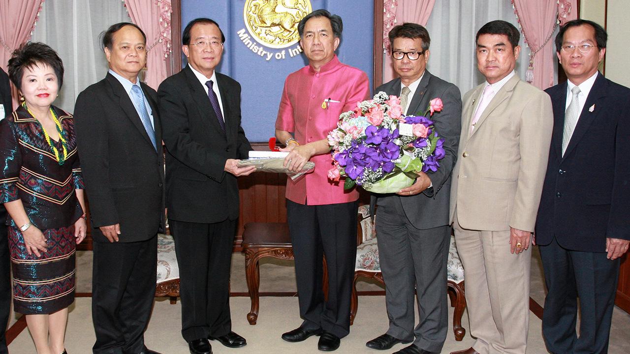 ปลื้ม ผศ.วุฒิศักดิ์ ลาภเจริญทรัพย์ อธิการบดี ม.รามคำแหง มาร่วมแสดงความยินดีแก่ กฤษฎา บุญราช ในโอกาสเป็นปลัดกระทรวงมหาดไทย โดยมี ผศ.ดร.บุญชาล ทองประยูร, ผศ.ลีนา ลิ่มอภิชาต, ศุภกร วีรสุวิภากร และ บุญชอบ ล้ออุไร มาร่วมงานด้วย ที่กระทรวงมหาดไทย วันก่อน.
