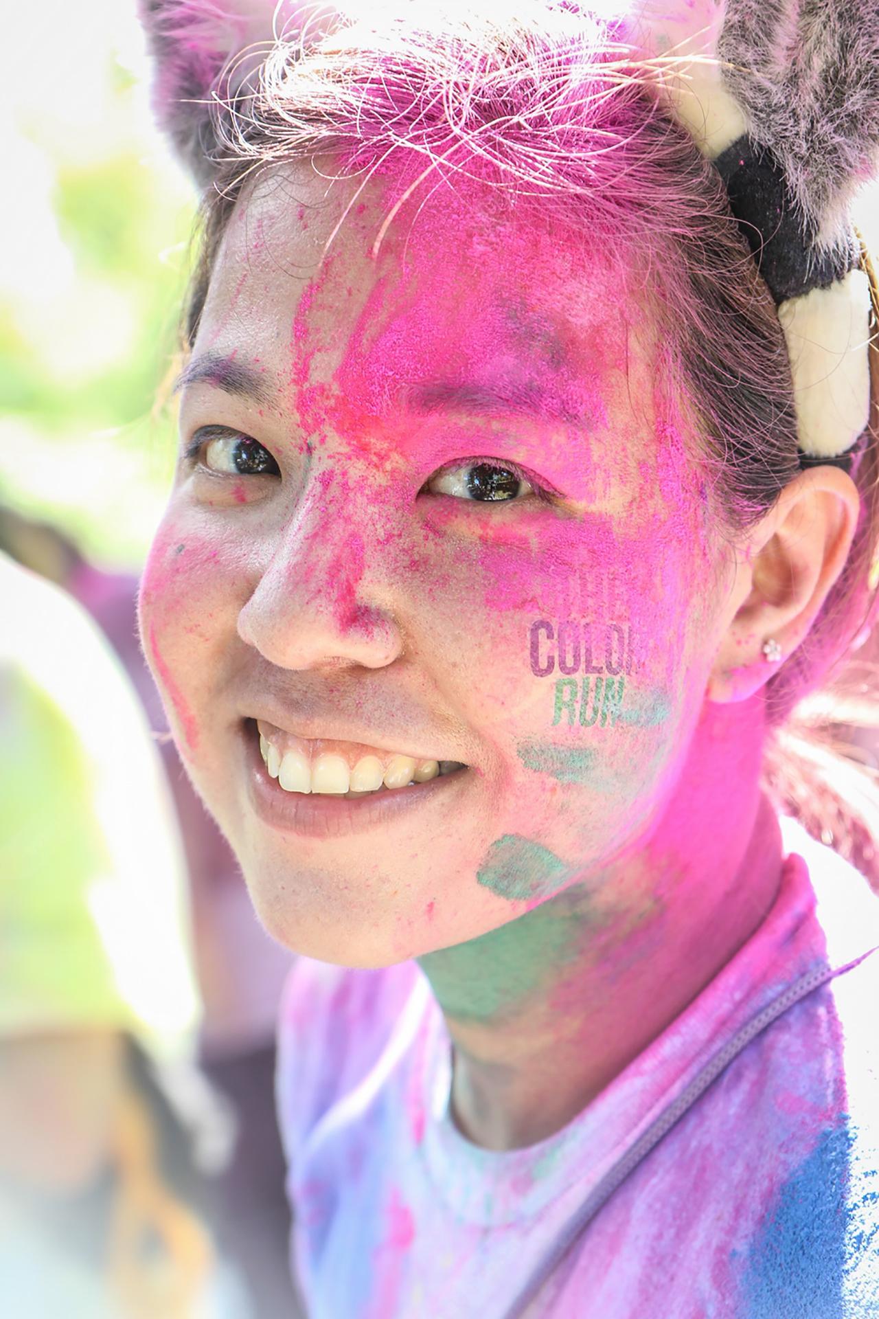 สาดสีรอยยิ้มเปื้อนหน้า
