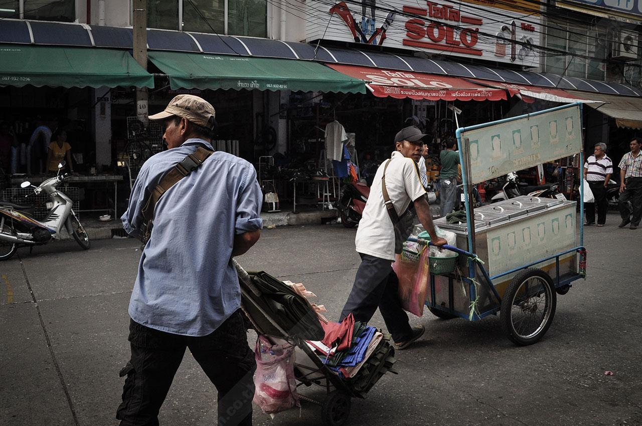 พ่อค้ารถเข็นต้องคอยเข็นหนีเทศกิจ
