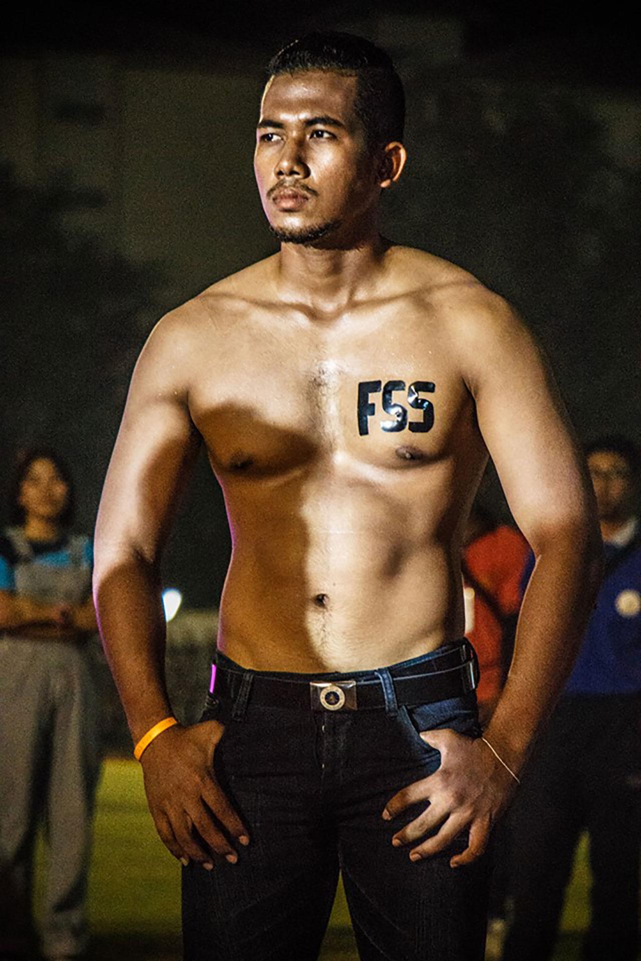 พ่อหนวดคมเข้ม