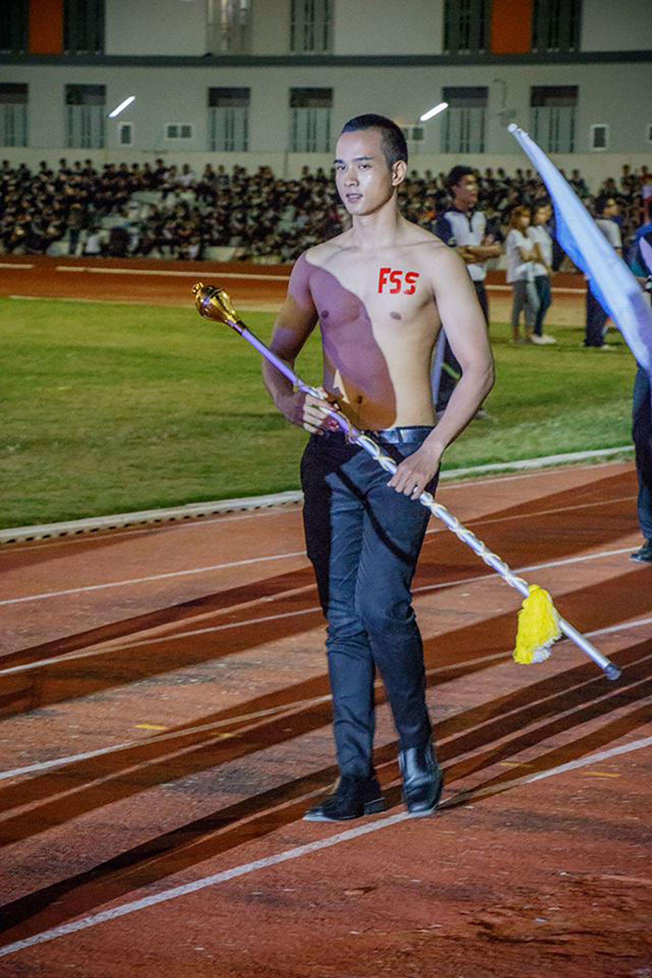 คฑากรถอดเสื้อก็มา