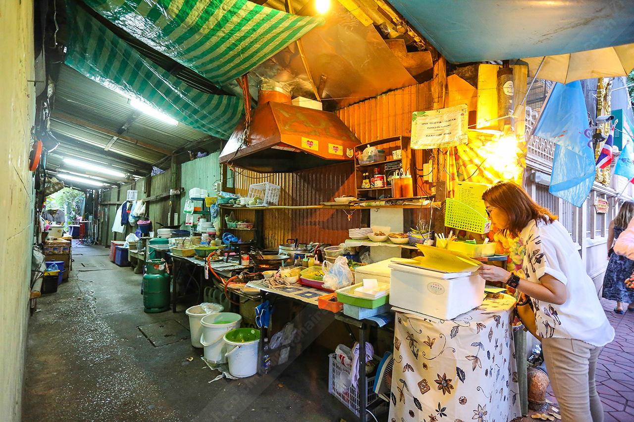 ร้านอาหารคนท้องถิ่น ราคาประหยัด