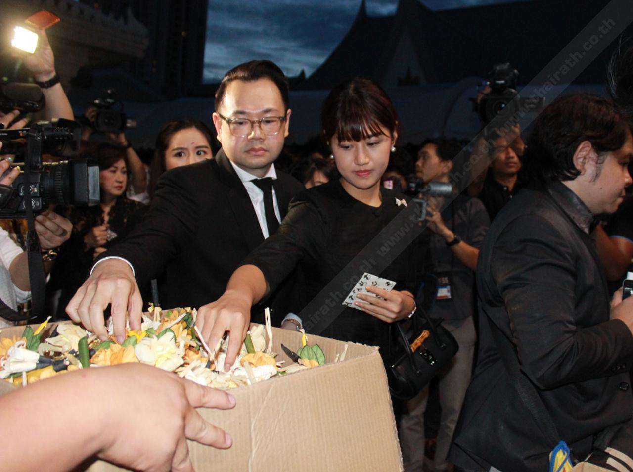 เฟย์วางดอกไม้จันทร์ ให้สิงห์ ลาเป็นครั้งสุดท้าย