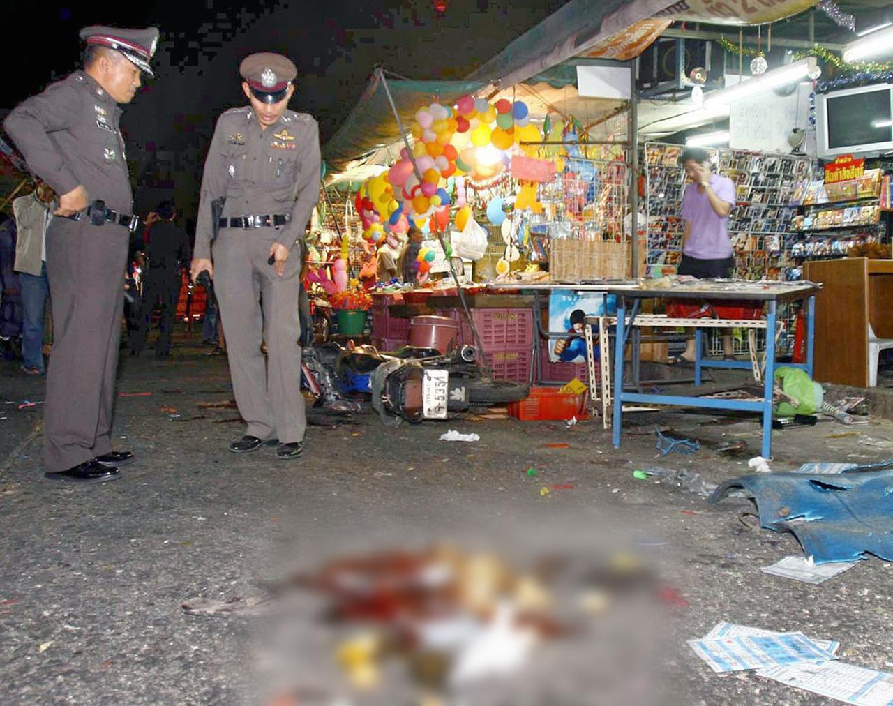 จุดที่ 3 เกิดระเบิดหน้าร้านขายซีดีและขายของชำ ตรงข้ามศาลเจ้าพ่อเสือ พื้นที่ สน.ท่าเรือ