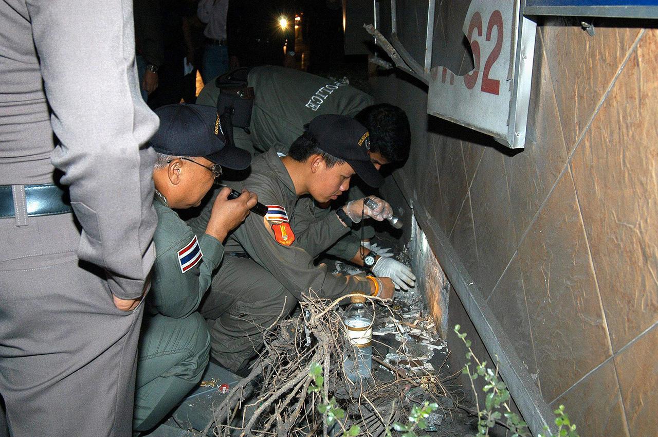 จุดที่ 6 เกิดระเบิดที่แปลงต้นไม้ ใกล้กับตู้ควบคุมสัญญาณไฟจราจร ตรงข้ามซอยสุขุมวิท 62