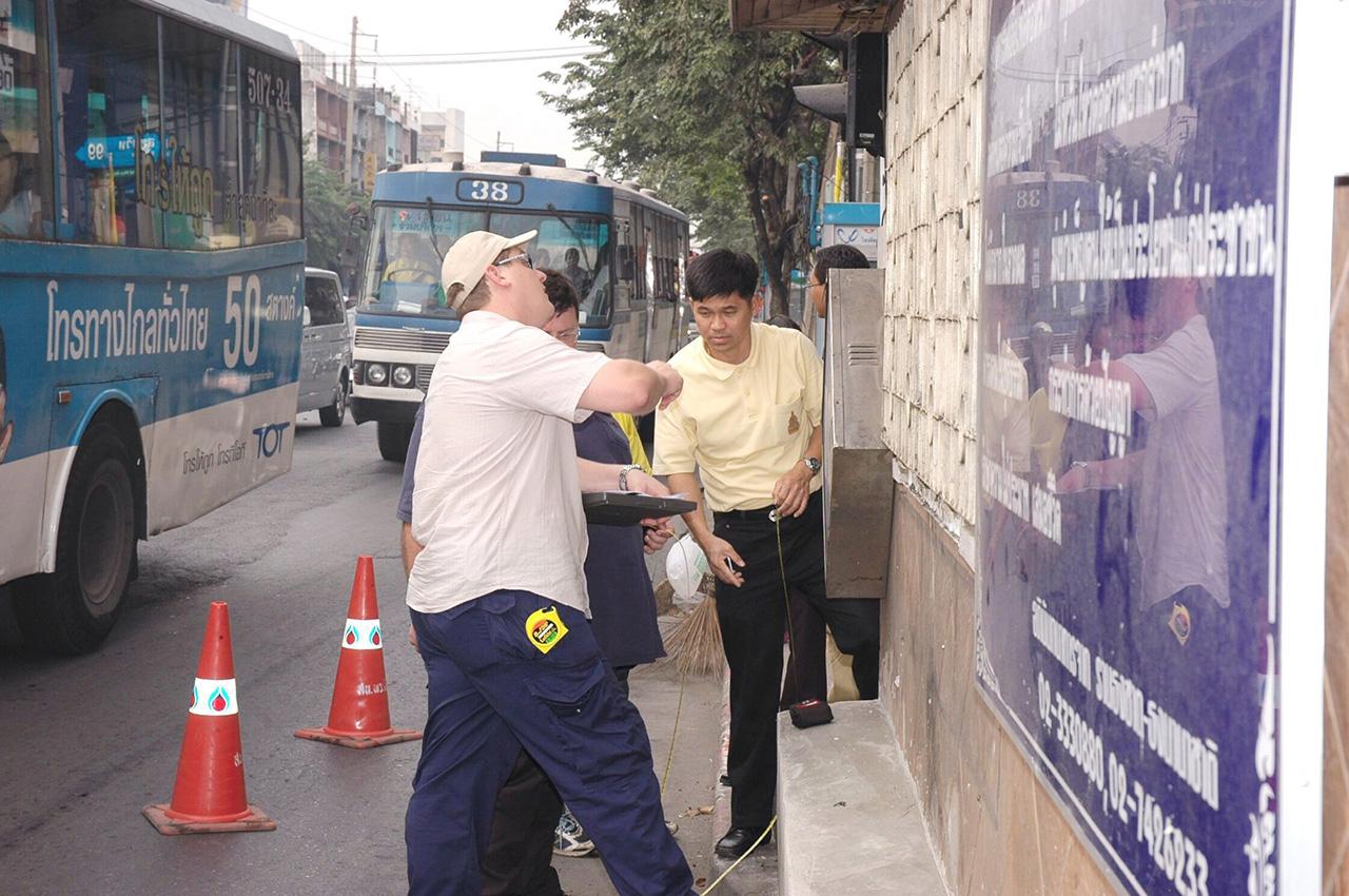 จุดที่ 8 เกิดระเบิดที่ตู้โทรศัพท์ระหว่างประเทศ บนทางเท้าอาคารเกษรพลาซ่า