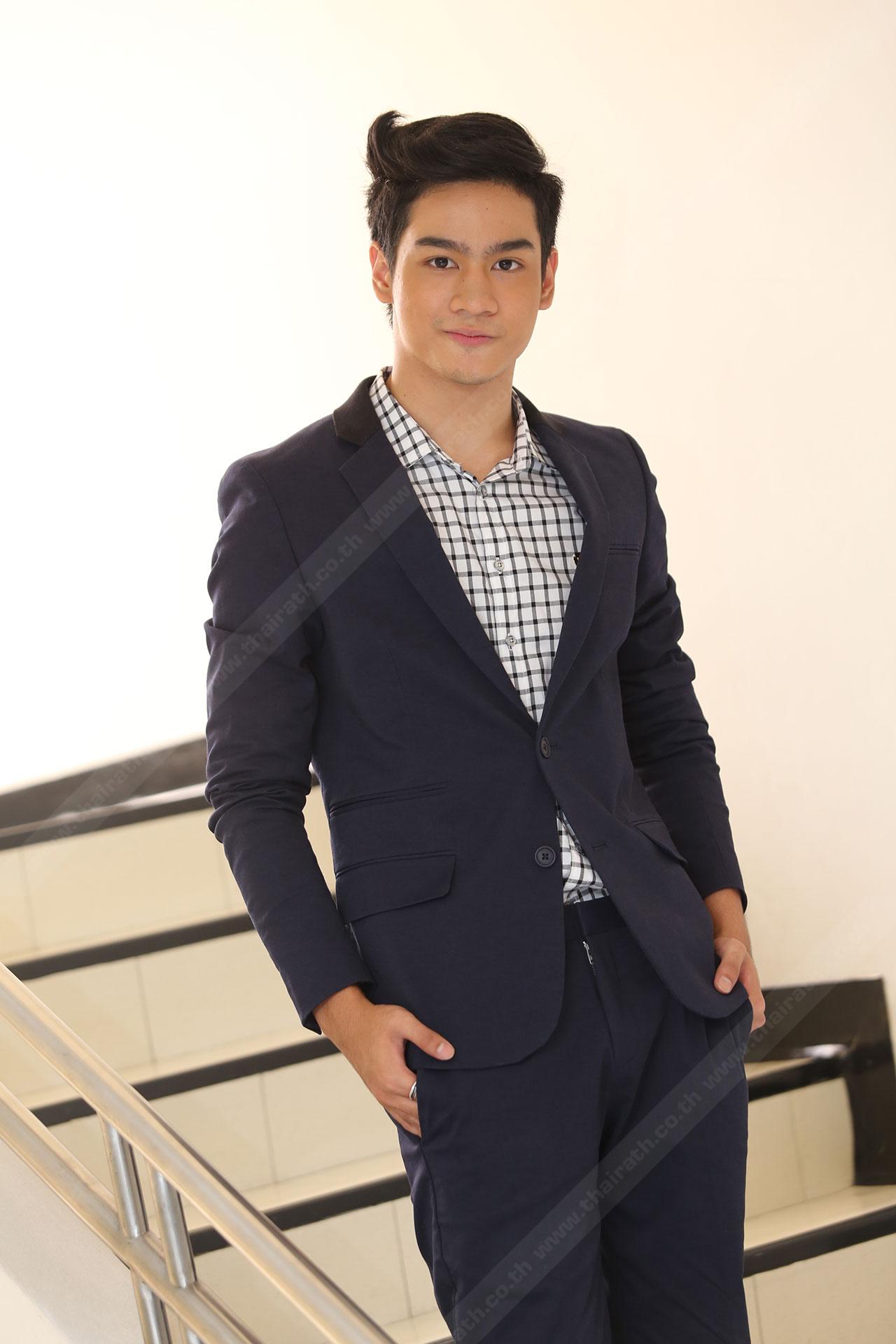 หนุ่มหล่อหน้าใส