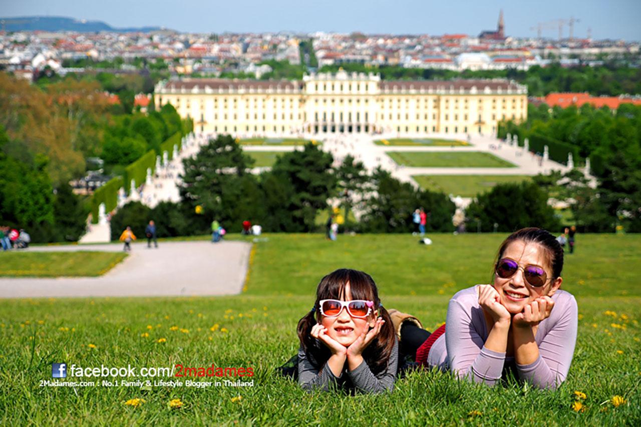 นอนเท้าคางบนสนามหญ้ากับวิวพระราชวังเชินบรุนน์ Schonbrunn