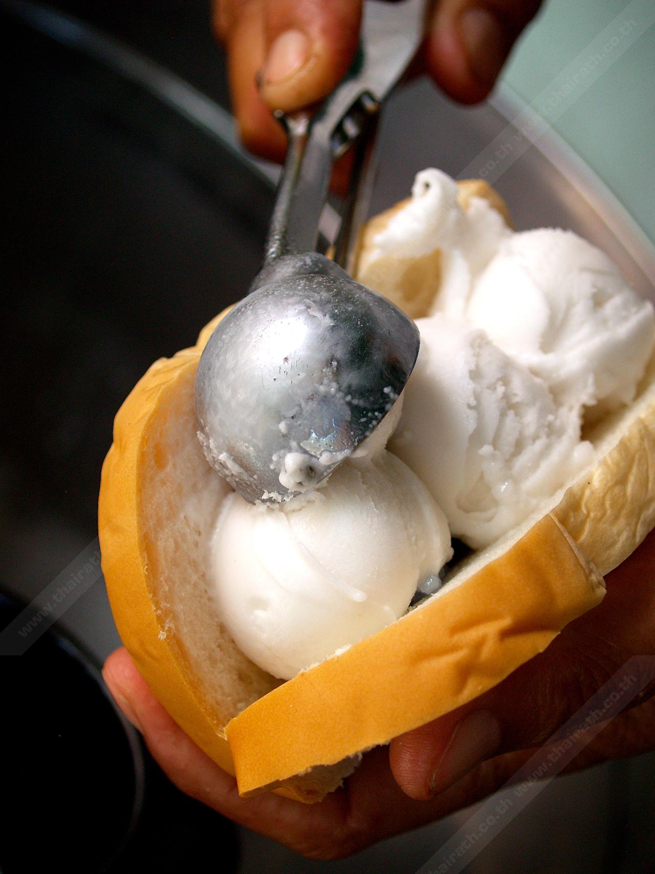 ไอศกรีมมะพร้าวน้ำหอม