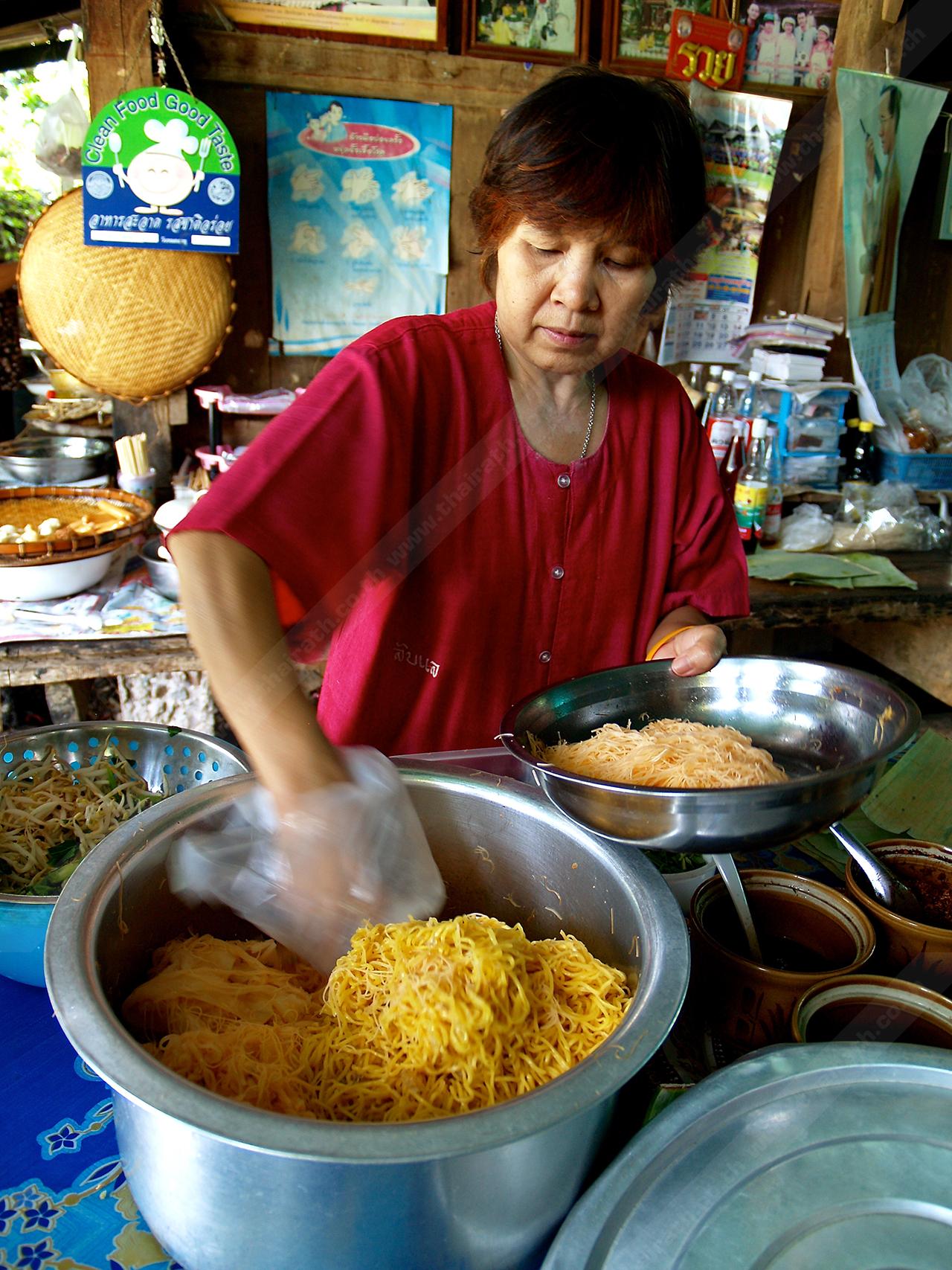 ลวกหมี่ให้สุกก่อน